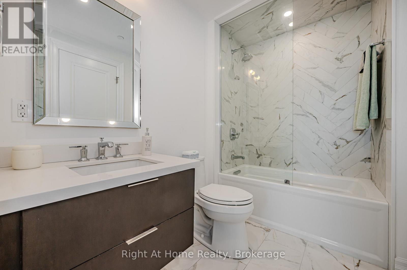 












802 - 2060 LAKESHORE ROAD

,
Burlington (Brant),




Ontario
L7R0G2

