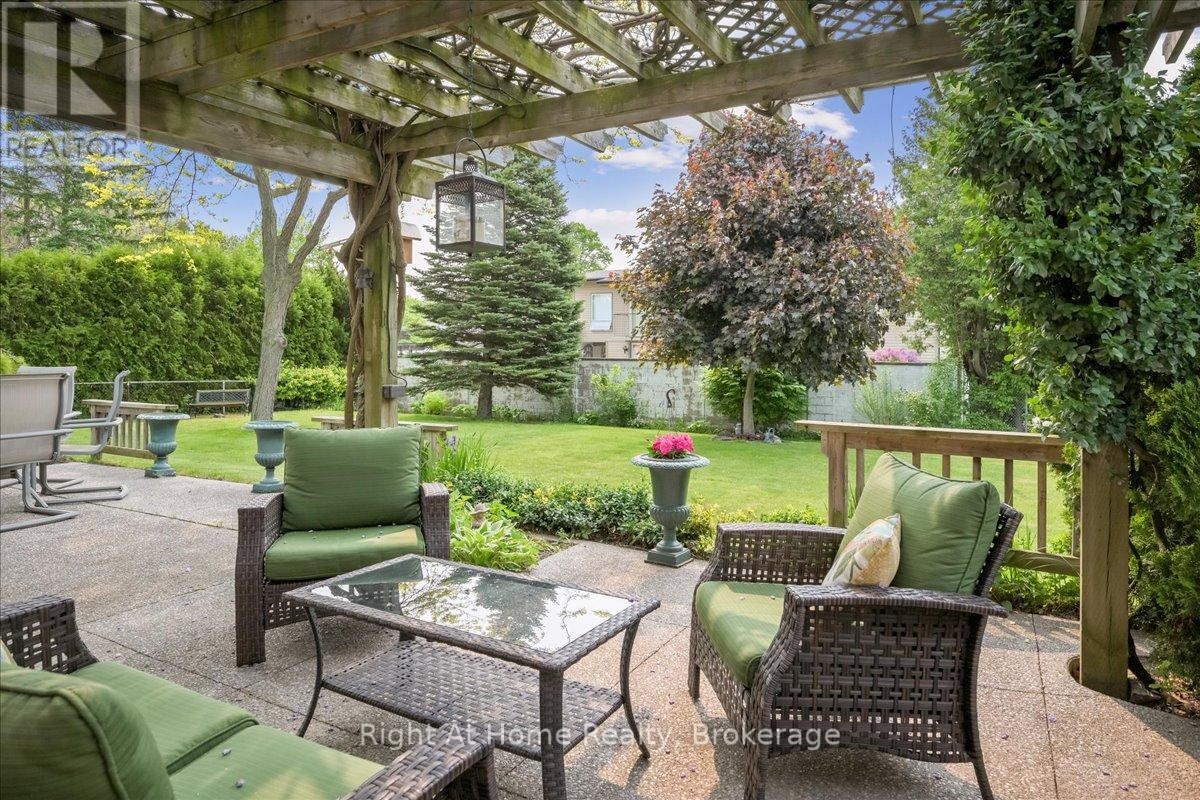 












357 SEATON DRIVE

,
Oakville (WO West),




Ontario
L6L3X9

