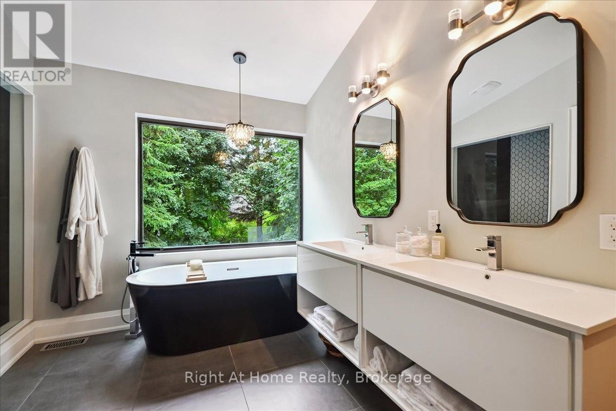 












176 VIEWBANK CRESCENT

,
Oakville (SW Southwest),




Ontario
L6L1R4

