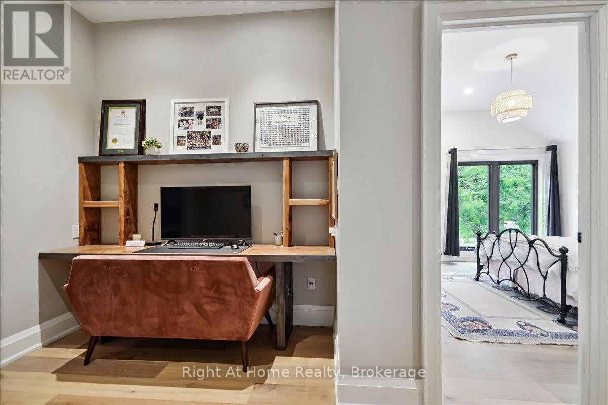 












176 VIEWBANK CRESCENT

,
Oakville (SW Southwest),




Ontario
L6L1R4

