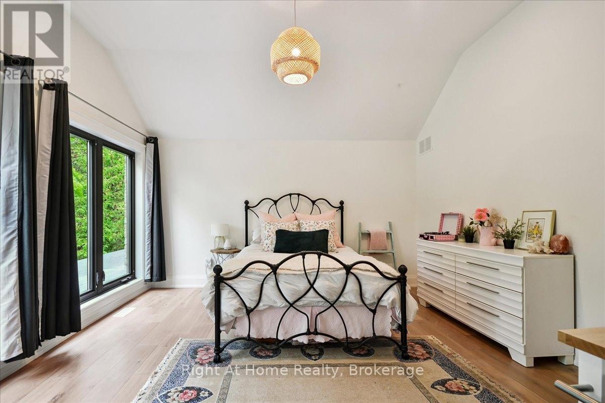 












176 VIEWBANK CRESCENT

,
Oakville (SW Southwest),




Ontario
L6L1R4

