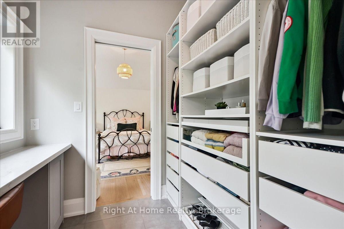 












176 VIEWBANK CRESCENT

,
Oakville (SW Southwest),




Ontario
L6L1R4

