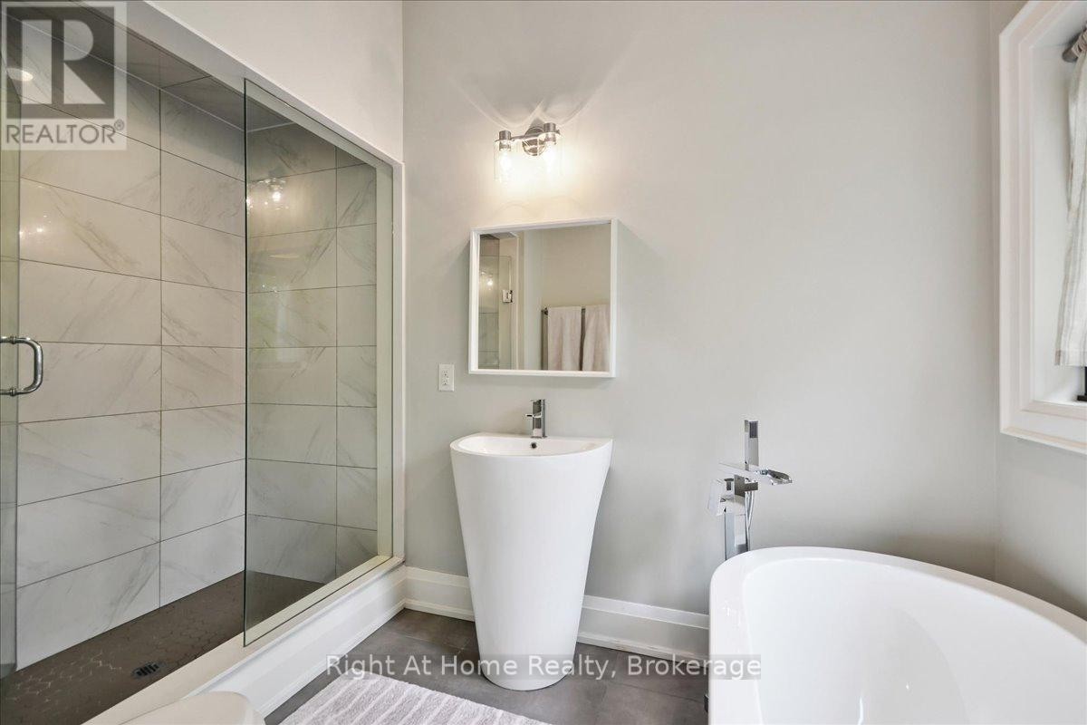 












176 VIEWBANK CRESCENT

,
Oakville (SW Southwest),




Ontario
L6L1R4

