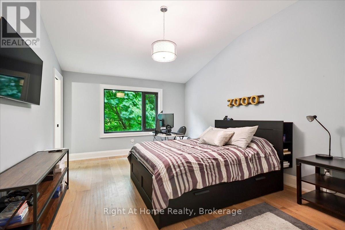 












176 VIEWBANK CRESCENT

,
Oakville (SW Southwest),




Ontario
L6L1R4

