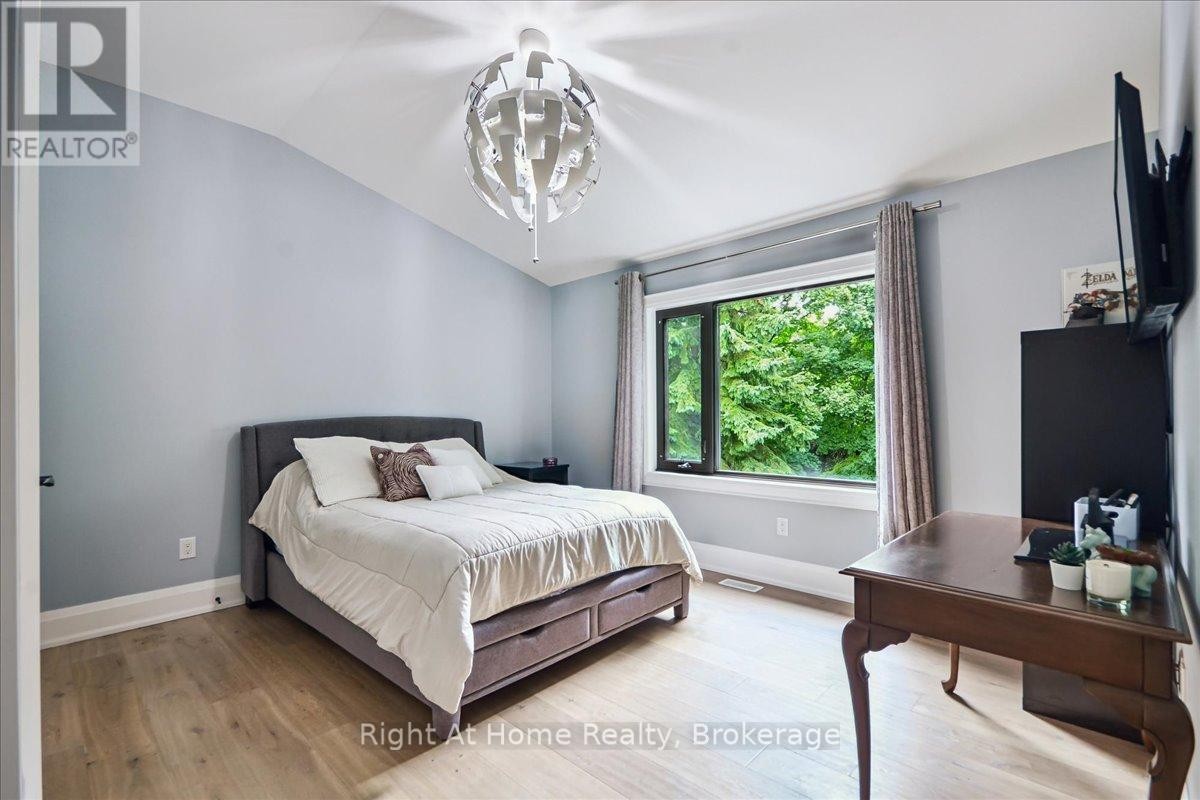 












176 VIEWBANK CRESCENT

,
Oakville (SW Southwest),




Ontario
L6L1R4

