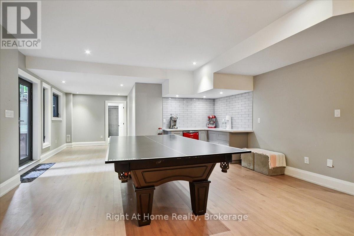 












176 VIEWBANK CRESCENT

,
Oakville (SW Southwest),




Ontario
L6L1R4

