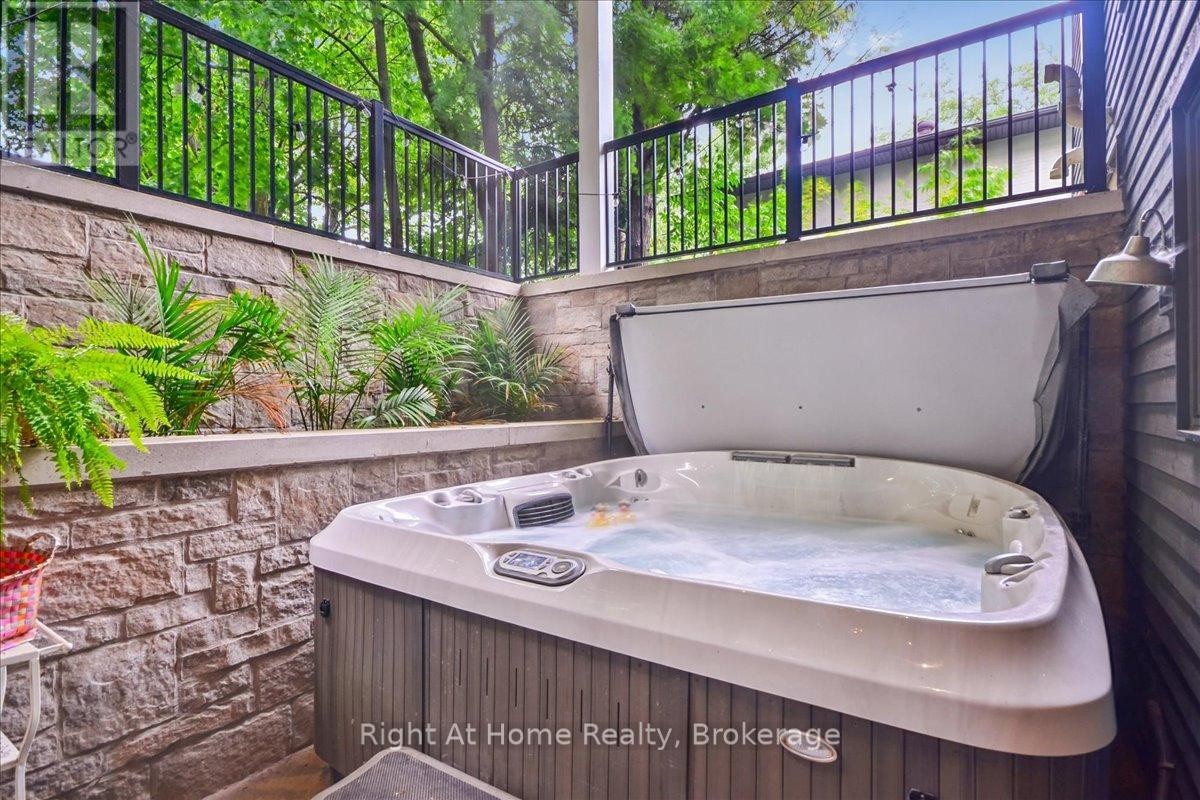












176 VIEWBANK CRESCENT

,
Oakville (SW Southwest),




Ontario
L6L1R4

