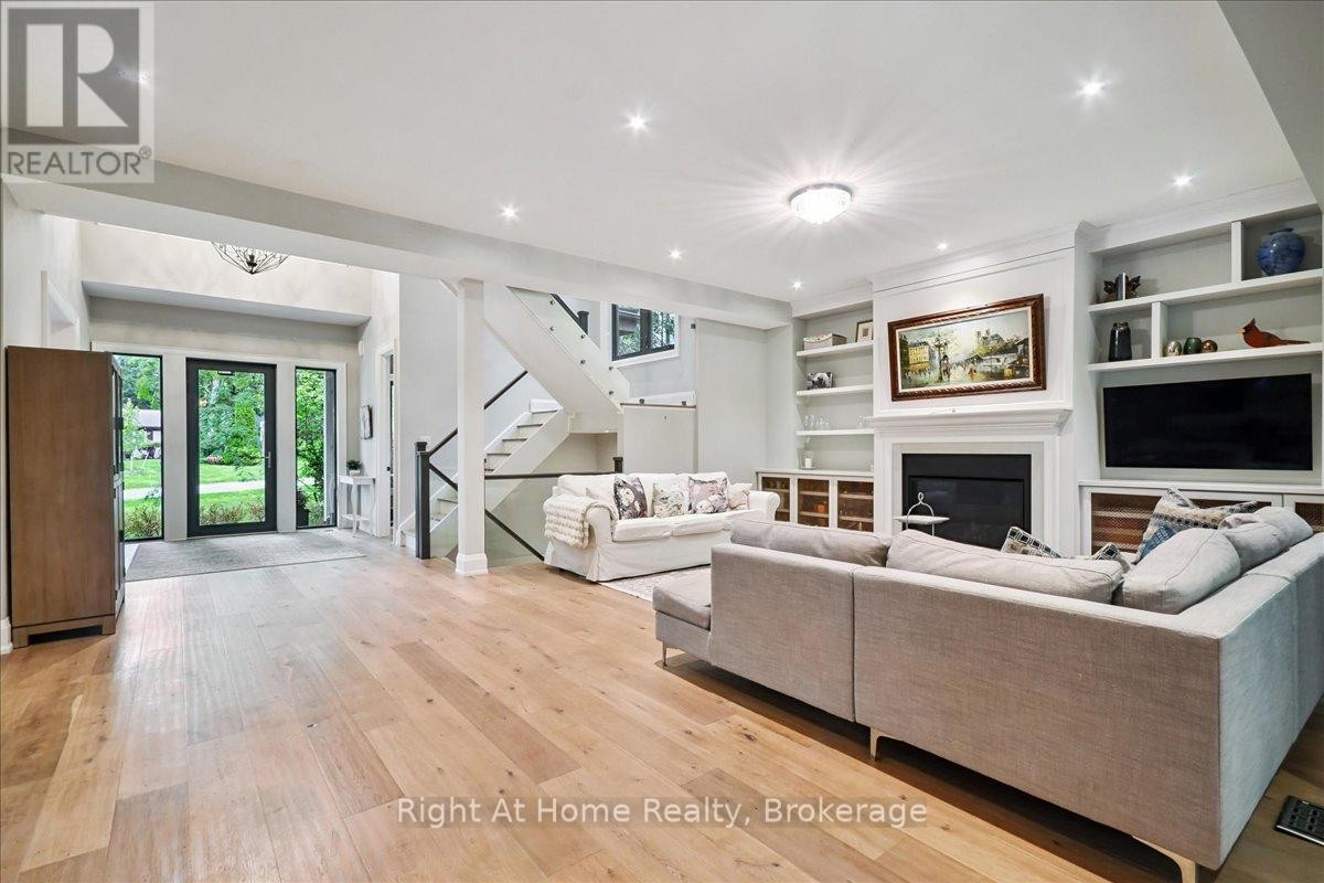 












176 VIEWBANK CRESCENT

,
Oakville (SW Southwest),




Ontario
L6L1R4

