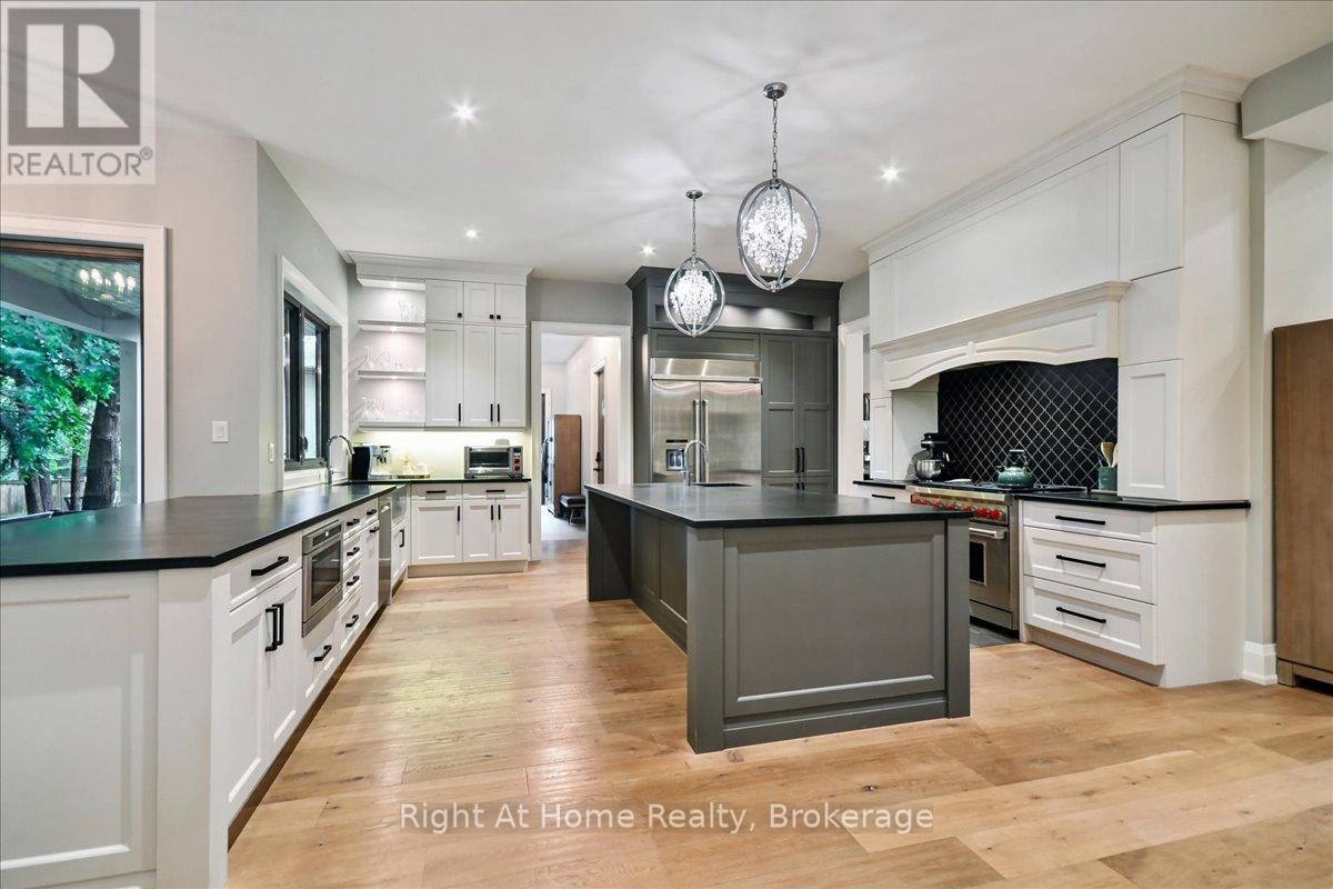 












176 VIEWBANK CRESCENT

,
Oakville (SW Southwest),




Ontario
L6L1R4

