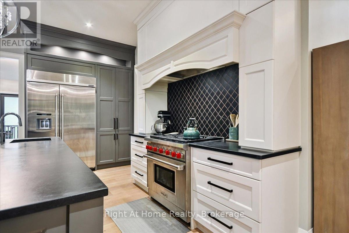 












176 VIEWBANK CRESCENT

,
Oakville (SW Southwest),




Ontario
L6L1R4

