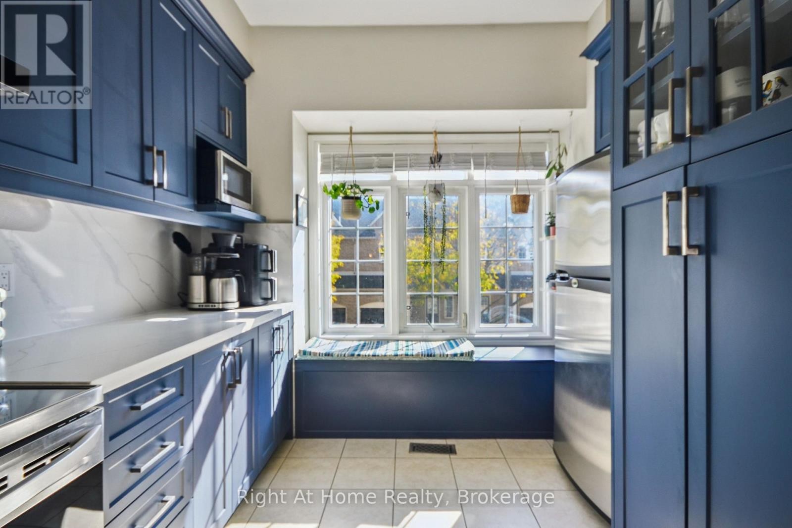 












34 - 5080 FAIRVIEW STREET

,
Burlington (Appleby),




Ontario
L7L7E9

