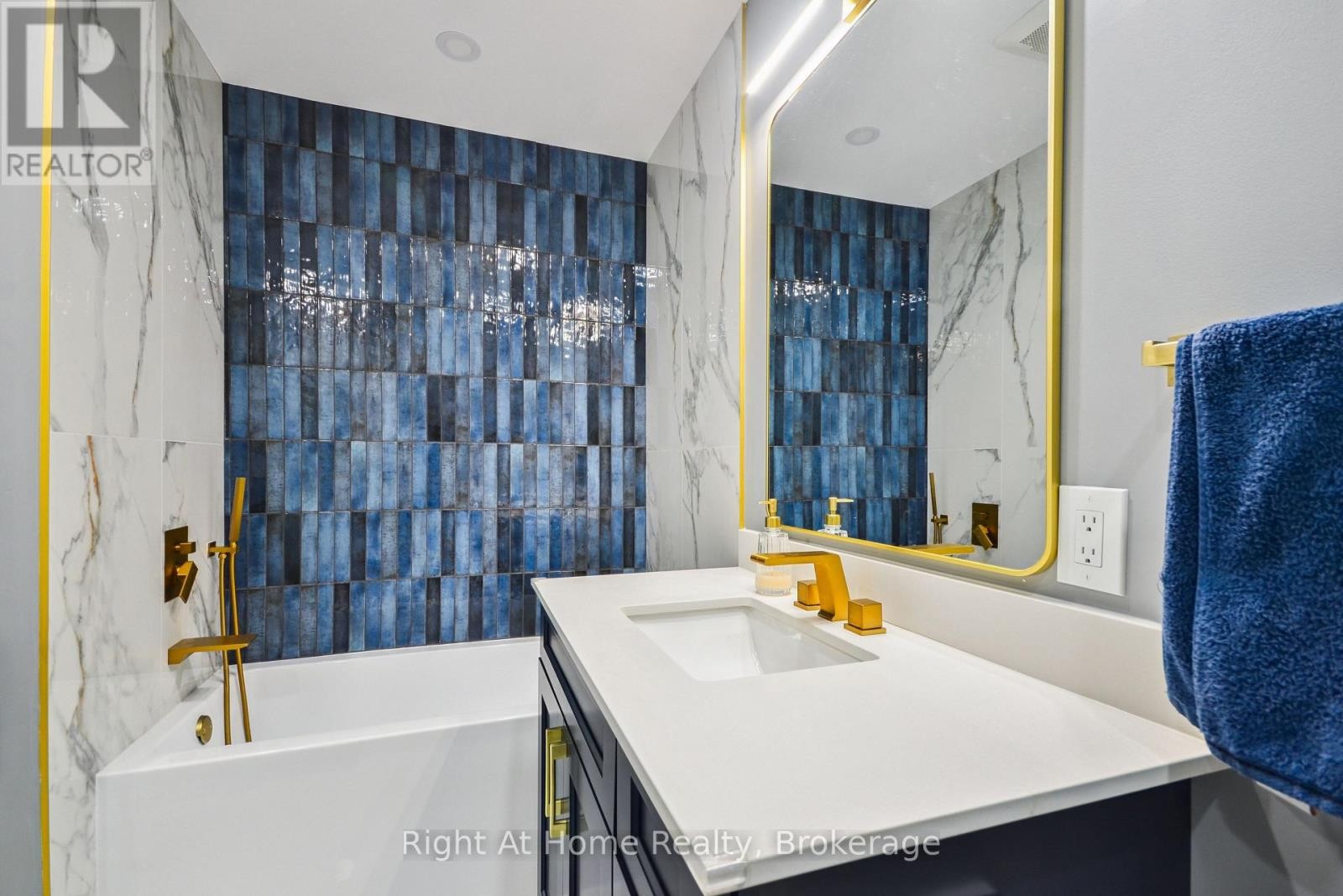 












34 - 5080 FAIRVIEW STREET

,
Burlington (Appleby),




Ontario
L7L7E9

