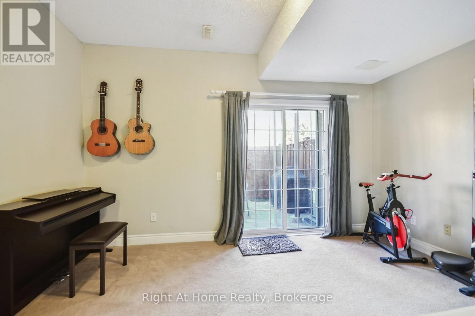 












34 - 5080 FAIRVIEW STREET

,
Burlington (Appleby),




Ontario
L7L7E9

