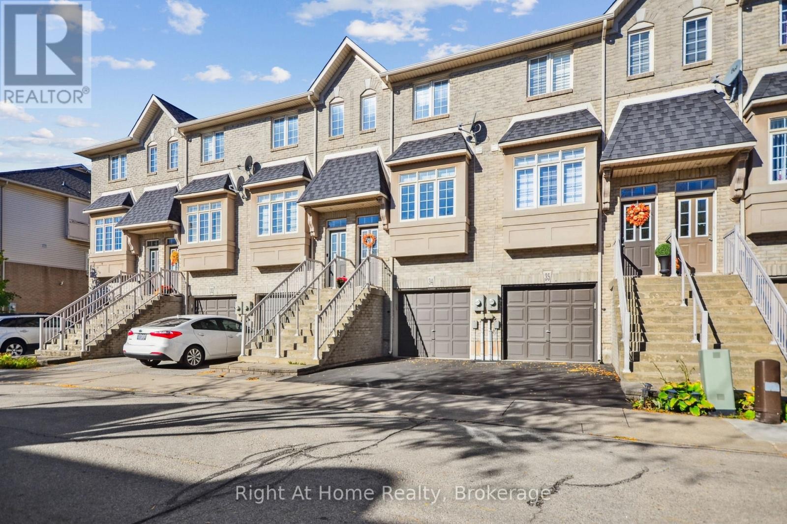 












34 - 5080 FAIRVIEW STREET

,
Burlington (Appleby),




Ontario
L7L7E9

