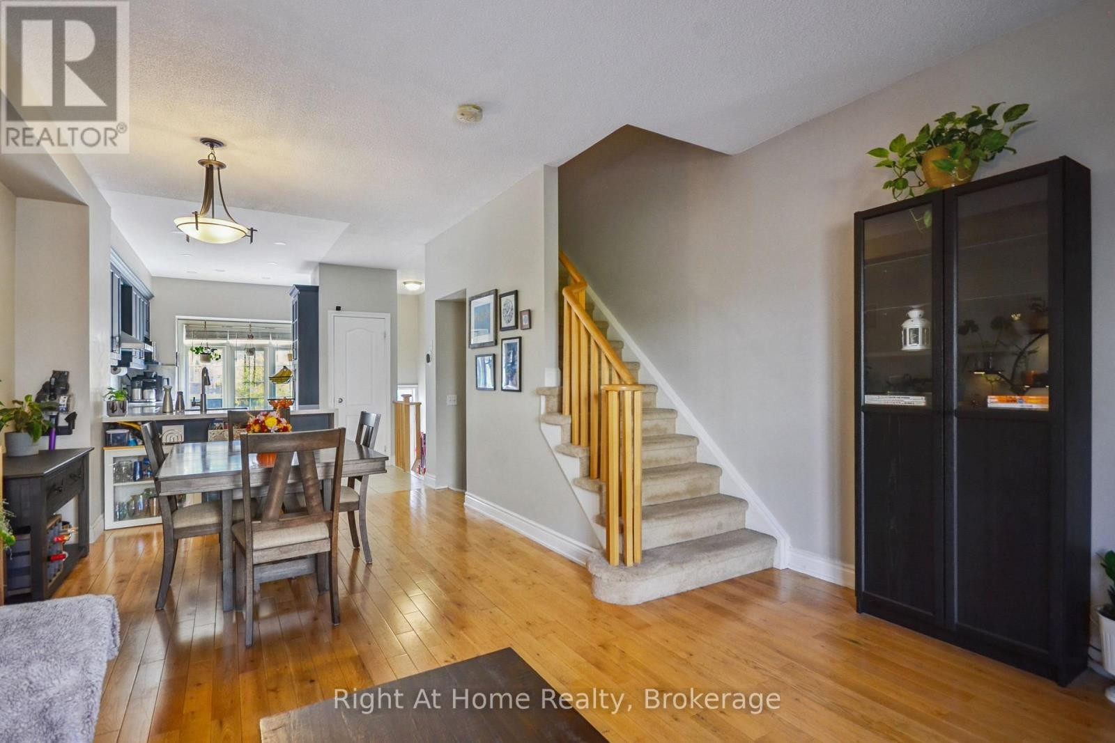 












34 - 5080 FAIRVIEW STREET

,
Burlington (Appleby),




Ontario
L7L7E9

