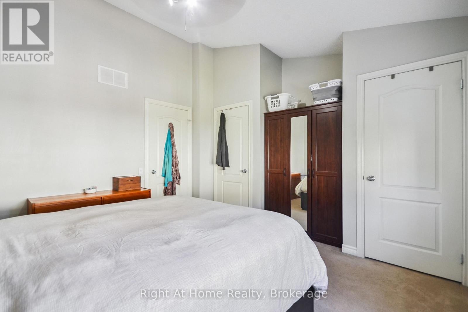 












34 - 5080 FAIRVIEW STREET

,
Burlington (Appleby),




Ontario
L7L7E9

