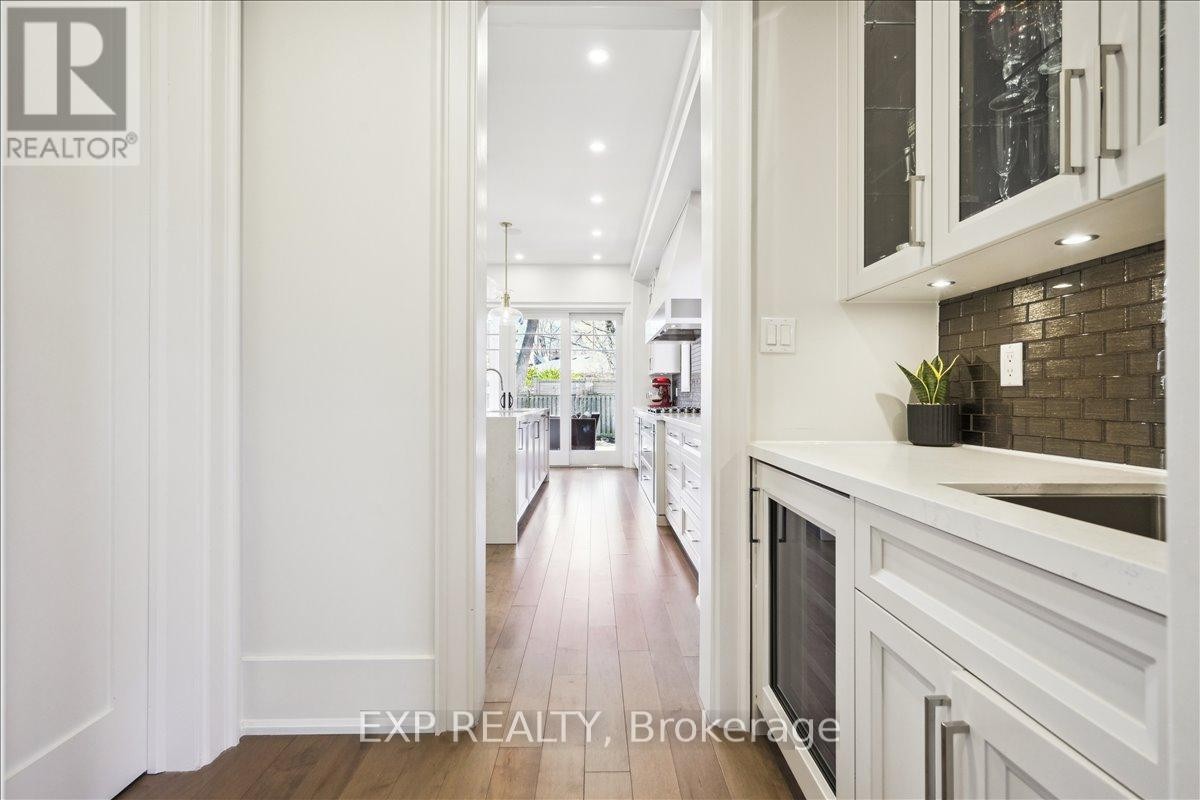 












528 WELLINGTON CRESCENT

,
Oakville (WO West),




Ontario
L6L4X5

