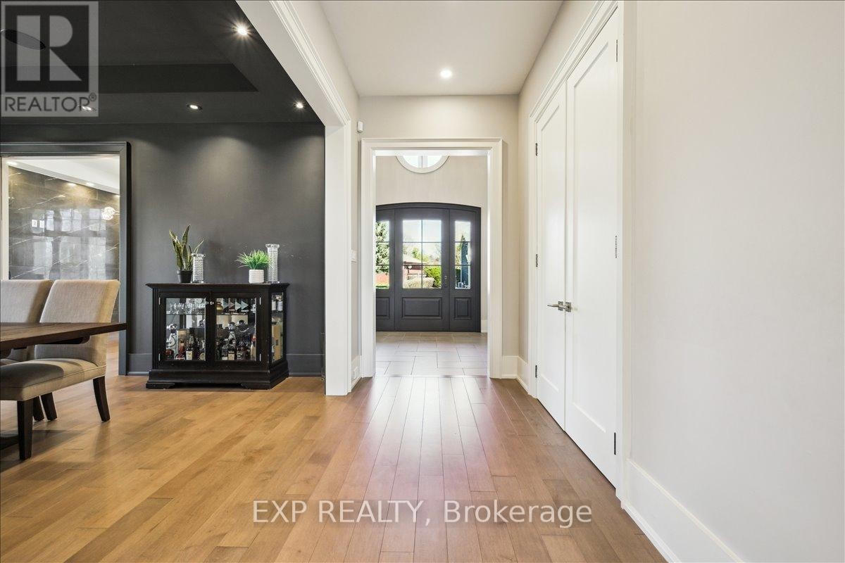 












528 WELLINGTON CRESCENT

,
Oakville (WO West),




Ontario
L6L4X5

