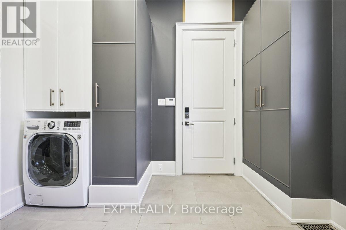 












528 WELLINGTON CRESCENT

,
Oakville (WO West),




Ontario
L6L4X5

