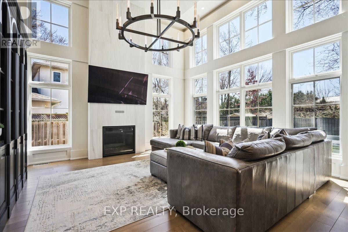 












528 WELLINGTON CRESCENT

,
Oakville (WO West),




Ontario
L6L4X5

