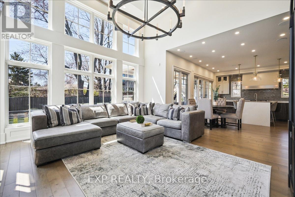 












528 WELLINGTON CRESCENT

,
Oakville (WO West),




Ontario
L6L4X5

