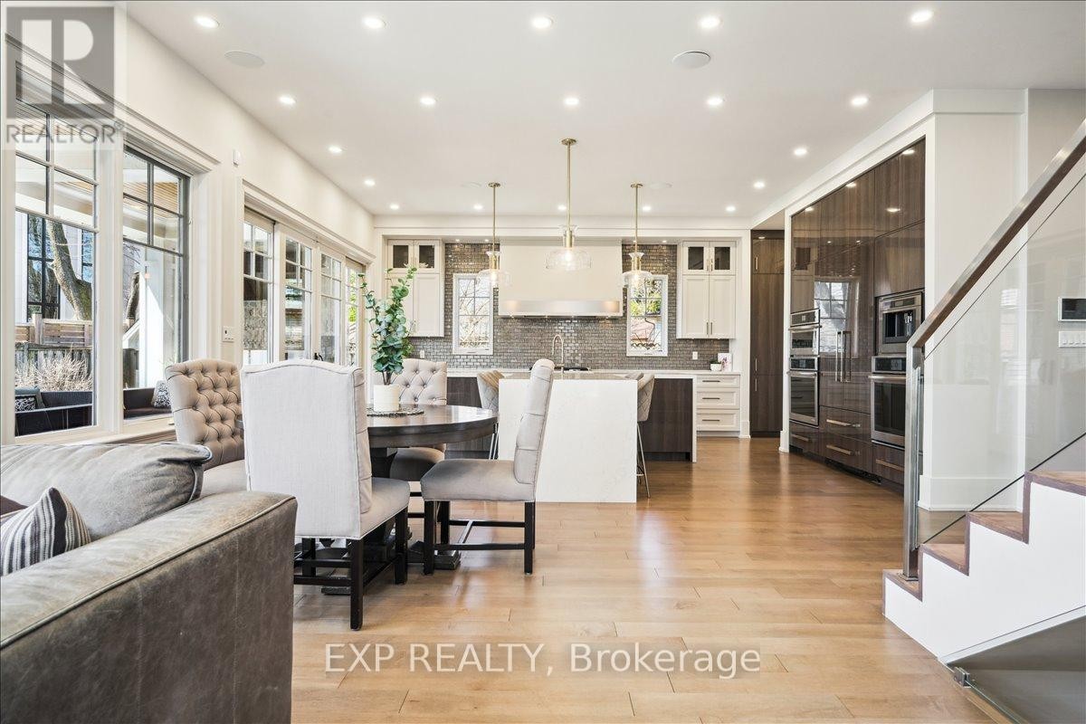 












528 WELLINGTON CRESCENT

,
Oakville (WO West),




Ontario
L6L4X5

