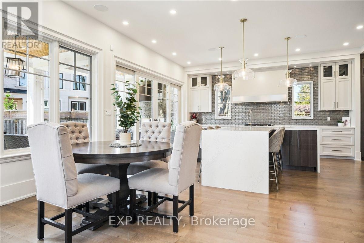 












528 WELLINGTON CRESCENT

,
Oakville (WO West),




Ontario
L6L4X5

