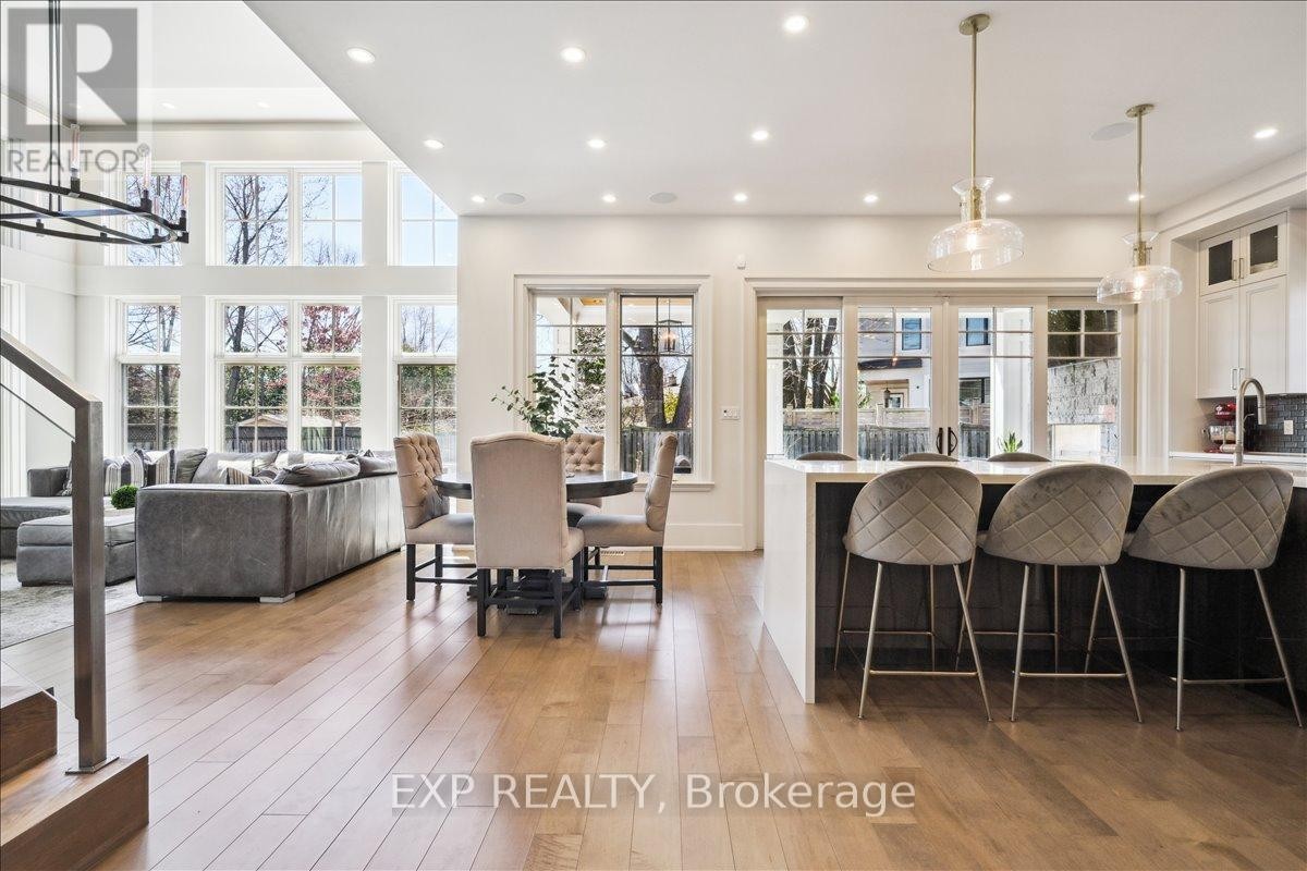 












528 WELLINGTON CRESCENT

,
Oakville (WO West),




Ontario
L6L4X5

