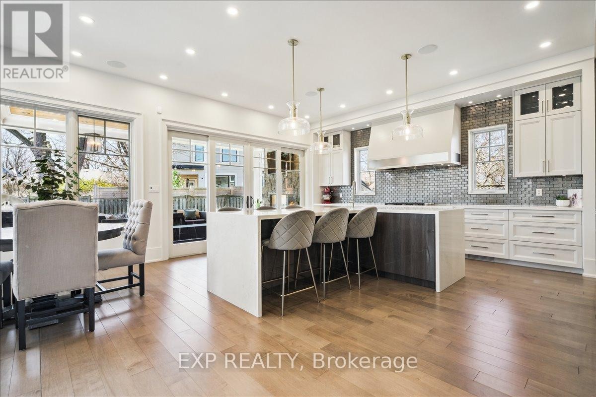 












528 WELLINGTON CRESCENT

,
Oakville (WO West),




Ontario
L6L4X5

