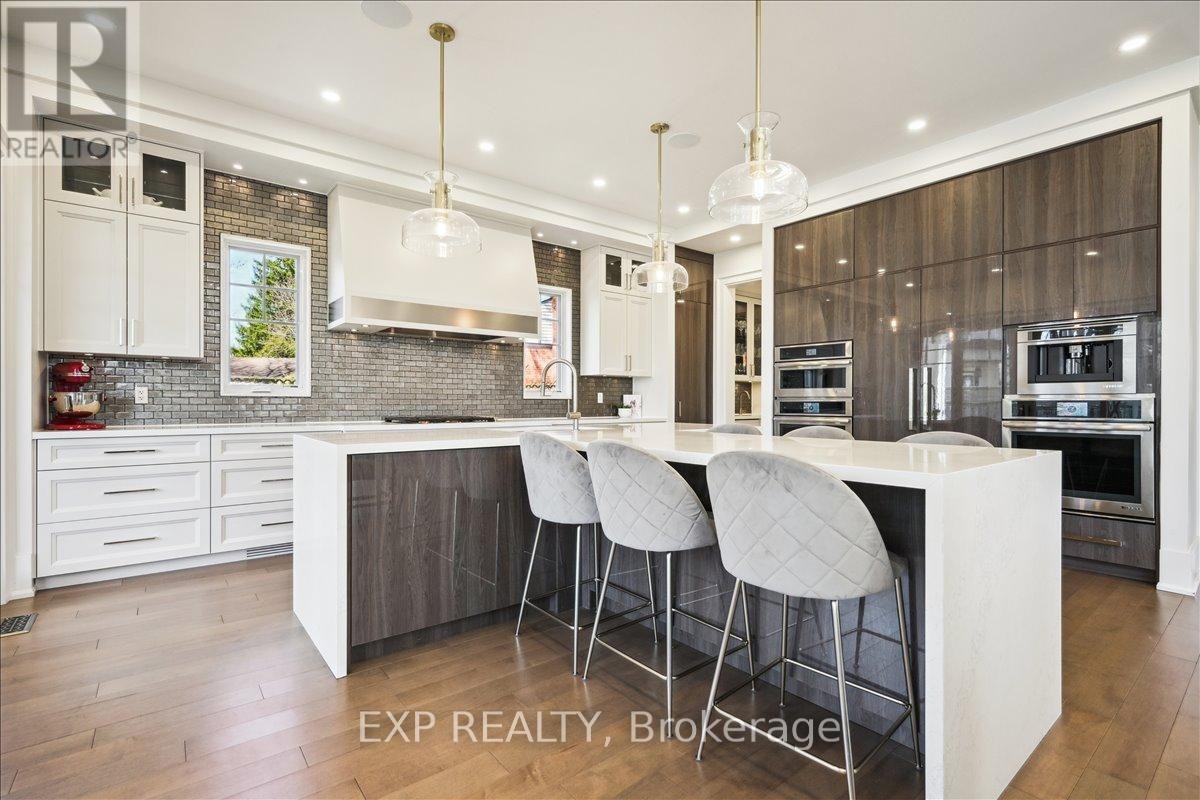 












528 WELLINGTON CRESCENT

,
Oakville (WO West),




Ontario
L6L4X5

