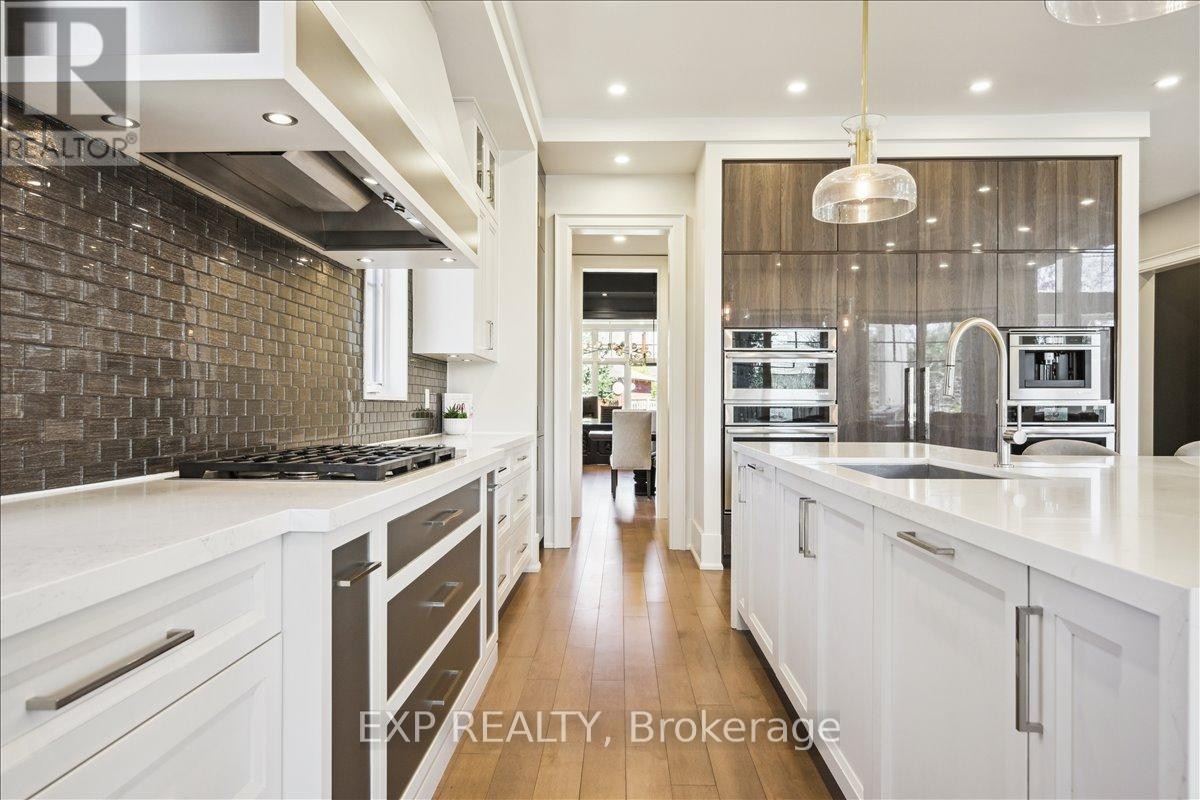 












528 WELLINGTON CRESCENT

,
Oakville (WO West),




Ontario
L6L4X5

