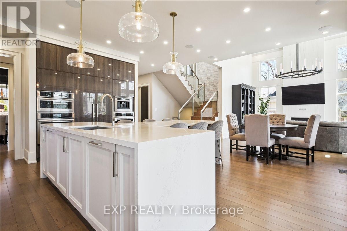 












528 WELLINGTON CRESCENT

,
Oakville (WO West),




Ontario
L6L4X5


