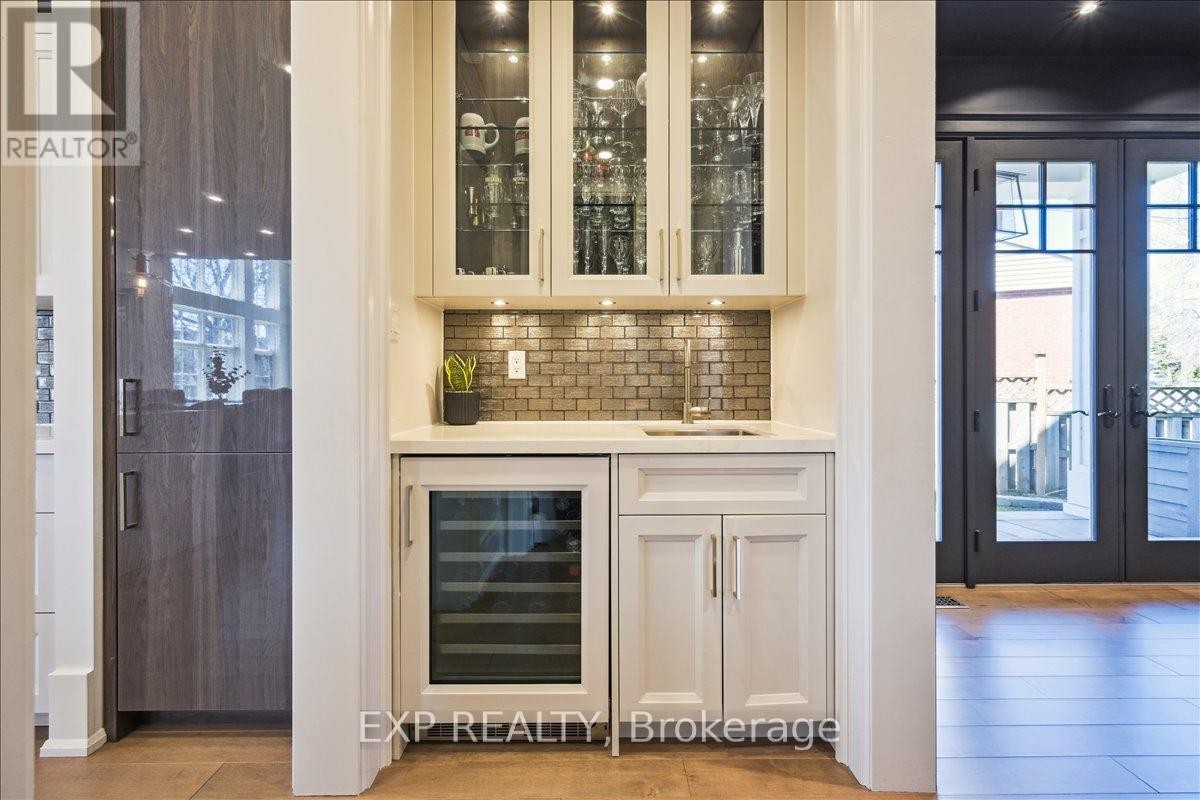 












528 WELLINGTON CRESCENT

,
Oakville (WO West),




Ontario
L6L4X5

