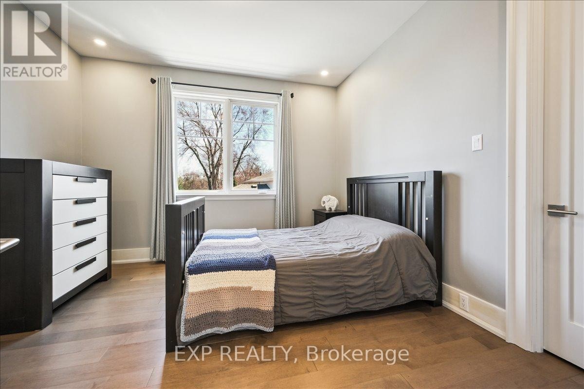 












528 WELLINGTON CRESCENT

,
Oakville (WO West),




Ontario
L6L4X5

