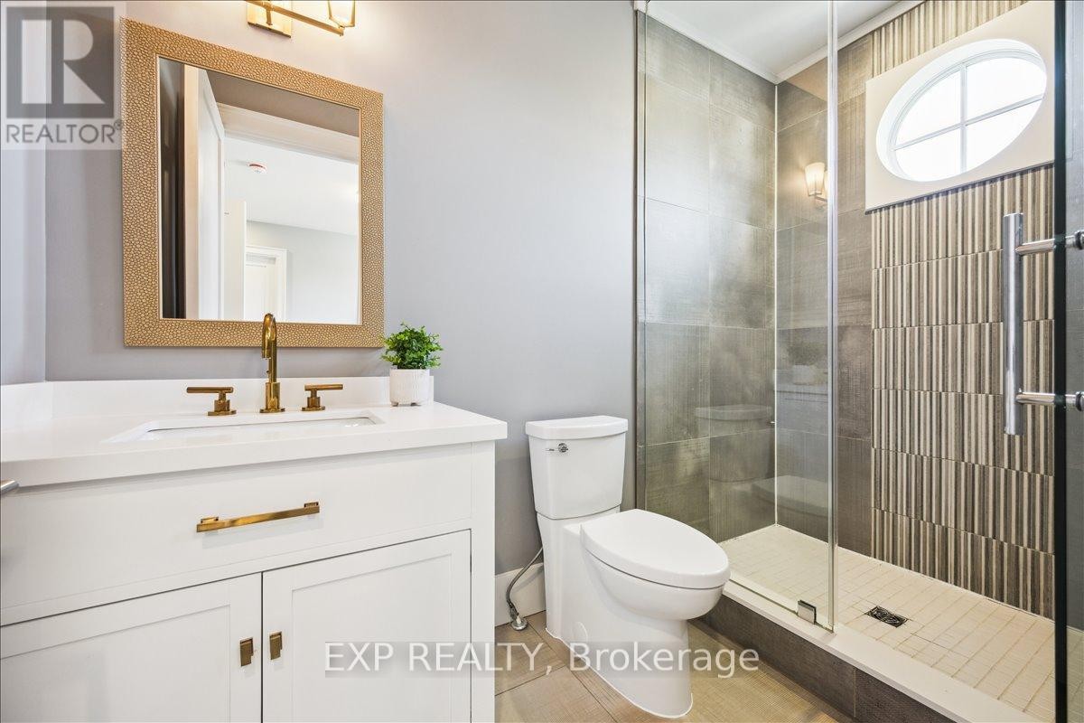 












528 WELLINGTON CRESCENT

,
Oakville (WO West),




Ontario
L6L4X5

