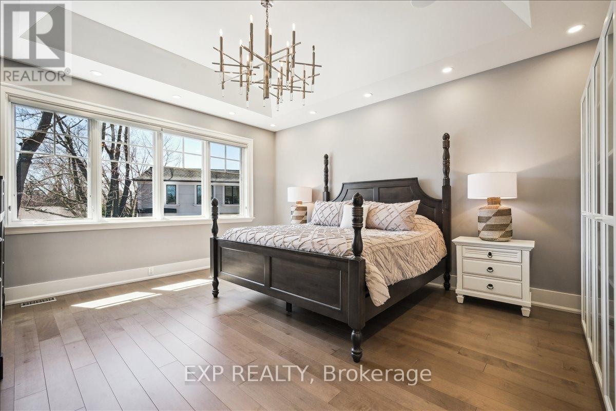 












528 WELLINGTON CRESCENT

,
Oakville (WO West),




Ontario
L6L4X5

