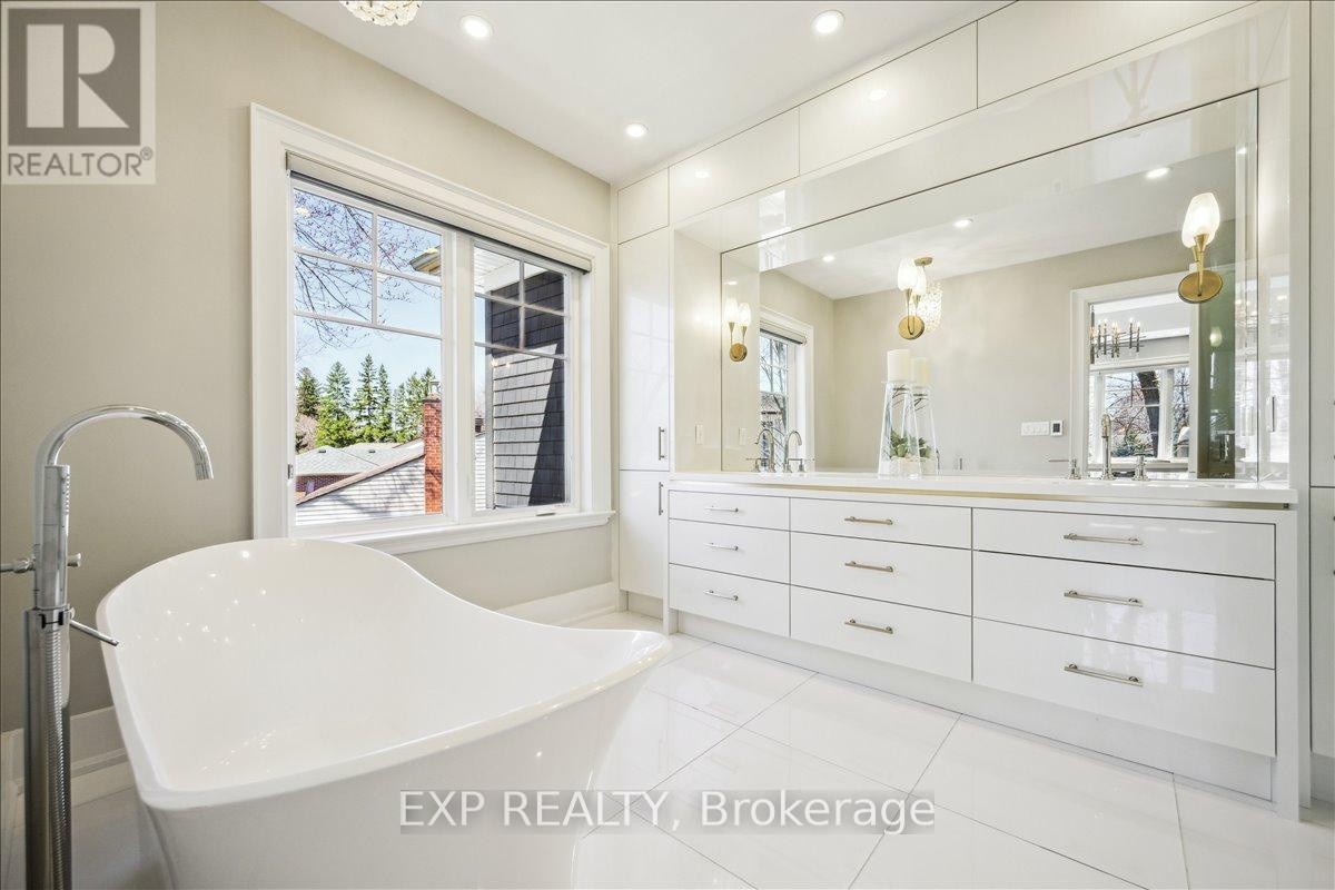 












528 WELLINGTON CRESCENT

,
Oakville (WO West),




Ontario
L6L4X5

