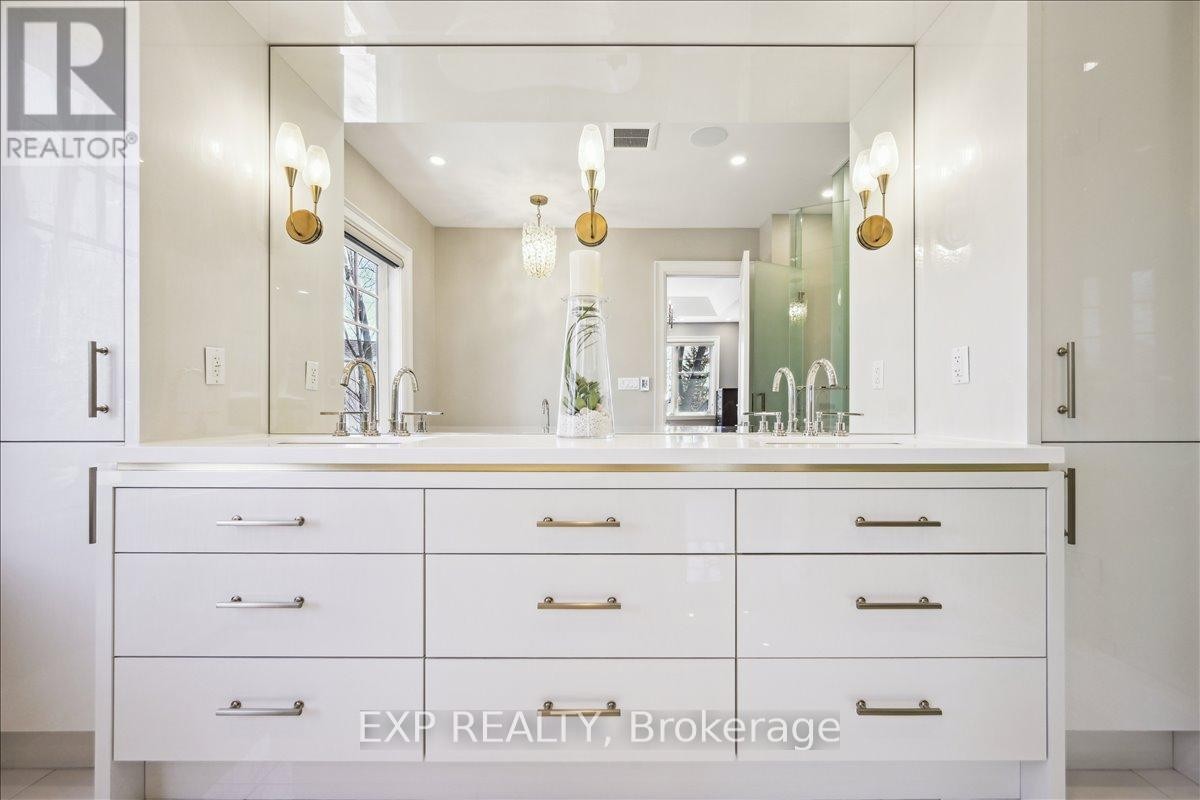 












528 WELLINGTON CRESCENT

,
Oakville (WO West),




Ontario
L6L4X5


