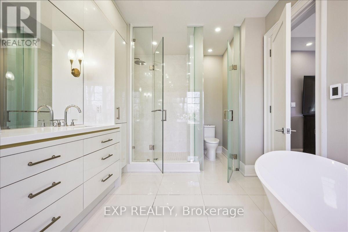 












528 WELLINGTON CRESCENT

,
Oakville (WO West),




Ontario
L6L4X5

