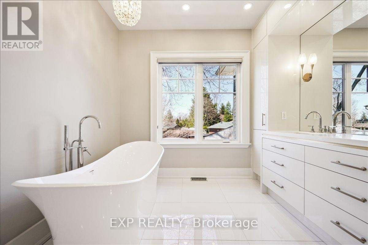 












528 WELLINGTON CRESCENT

,
Oakville (WO West),




Ontario
L6L4X5


