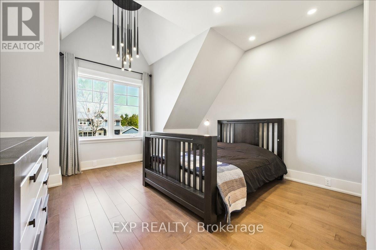 












528 WELLINGTON CRESCENT

,
Oakville (WO West),




Ontario
L6L4X5

