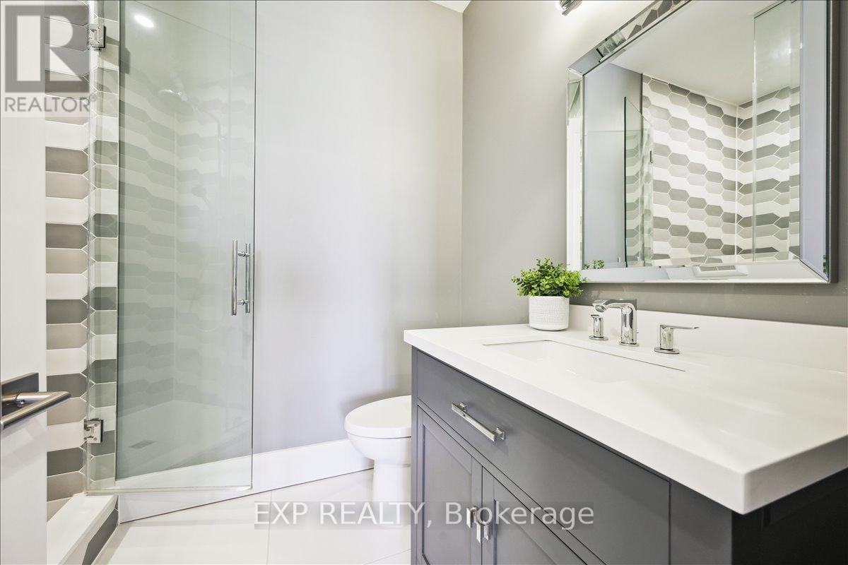 












528 WELLINGTON CRESCENT

,
Oakville (WO West),




Ontario
L6L4X5

