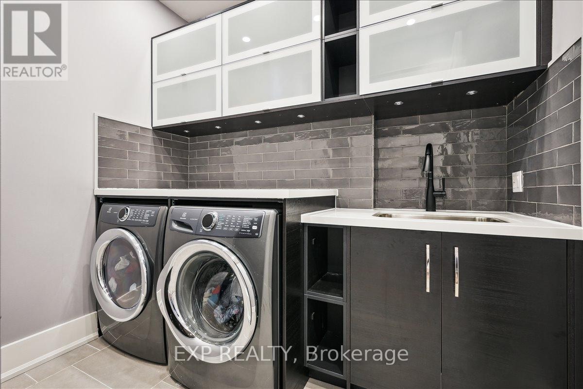 












528 WELLINGTON CRESCENT

,
Oakville (WO West),




Ontario
L6L4X5

