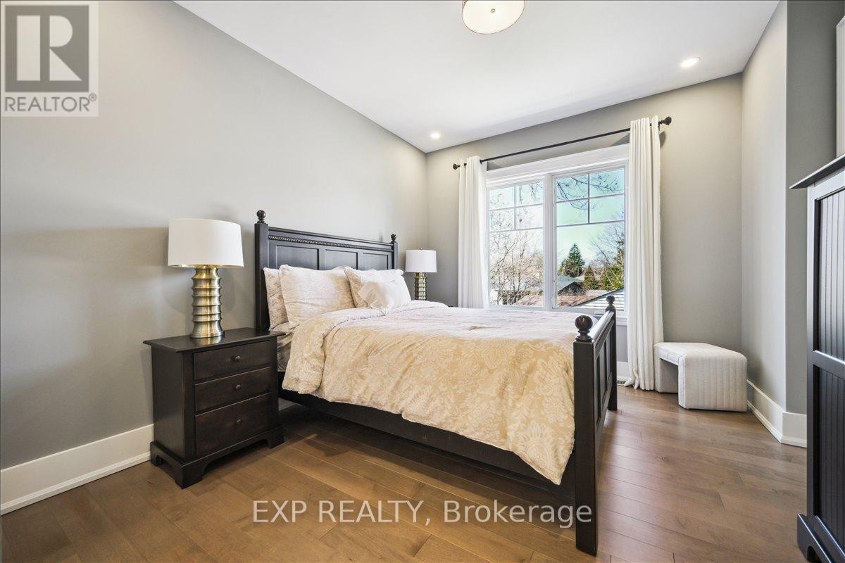 












528 WELLINGTON CRESCENT

,
Oakville (WO West),




Ontario
L6L4X5

