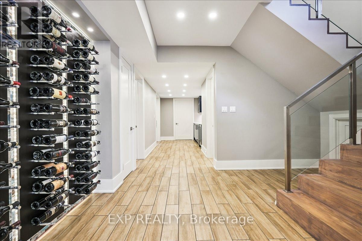 












528 WELLINGTON CRESCENT

,
Oakville (WO West),




Ontario
L6L4X5

