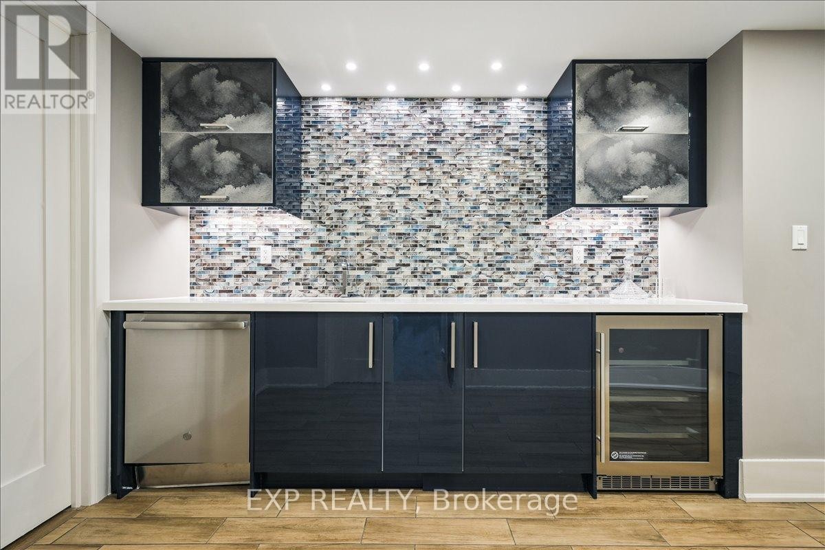 












528 WELLINGTON CRESCENT

,
Oakville (WO West),




Ontario
L6L4X5

