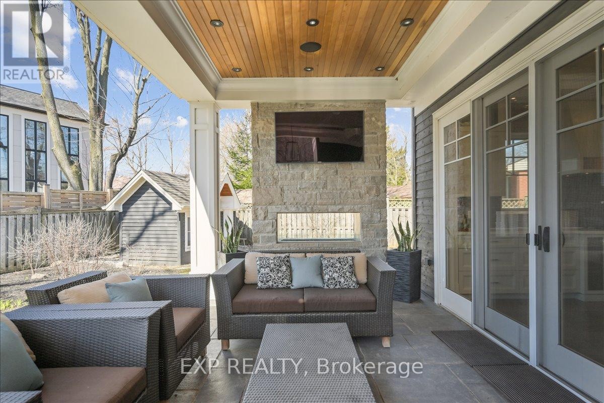 












528 WELLINGTON CRESCENT

,
Oakville (WO West),




Ontario
L6L4X5

