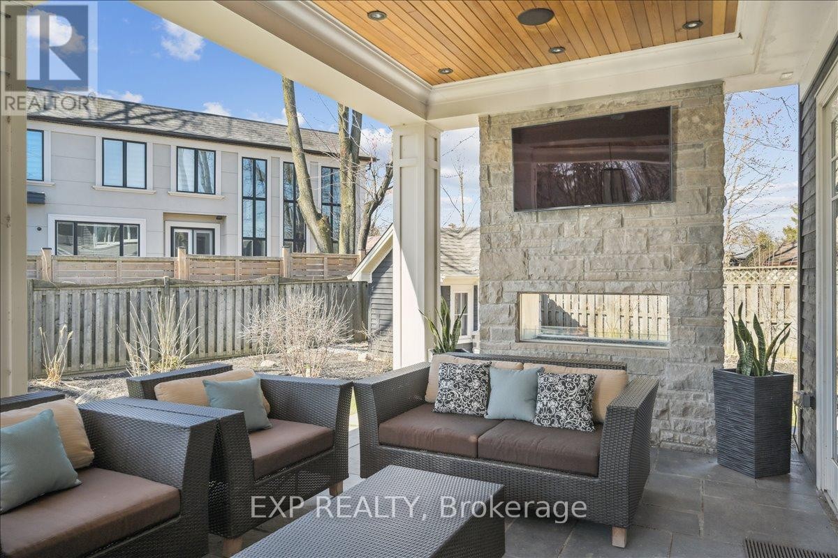 












528 WELLINGTON CRESCENT

,
Oakville (WO West),




Ontario
L6L4X5

