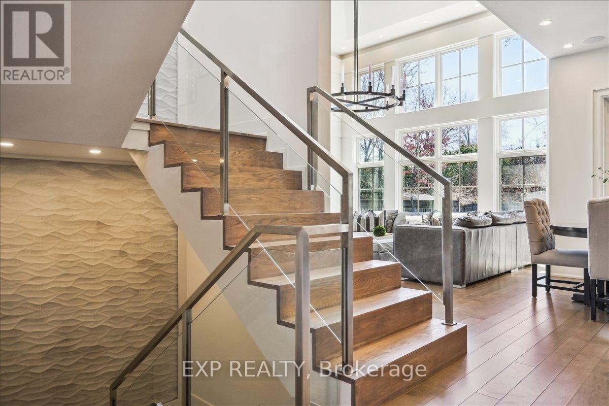 












528 WELLINGTON CRESCENT

,
Oakville (WO West),




Ontario
L6L4X5

