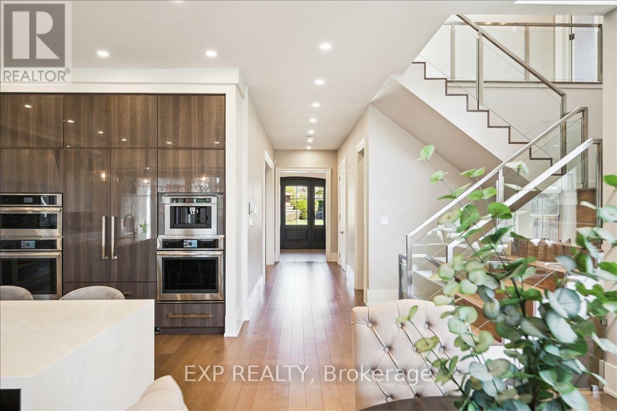 












528 WELLINGTON CRESCENT

,
Oakville (WO West),




Ontario
L6L4X5


